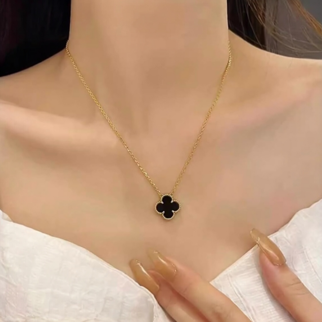 The Lucky Nicolle Pendant 18k