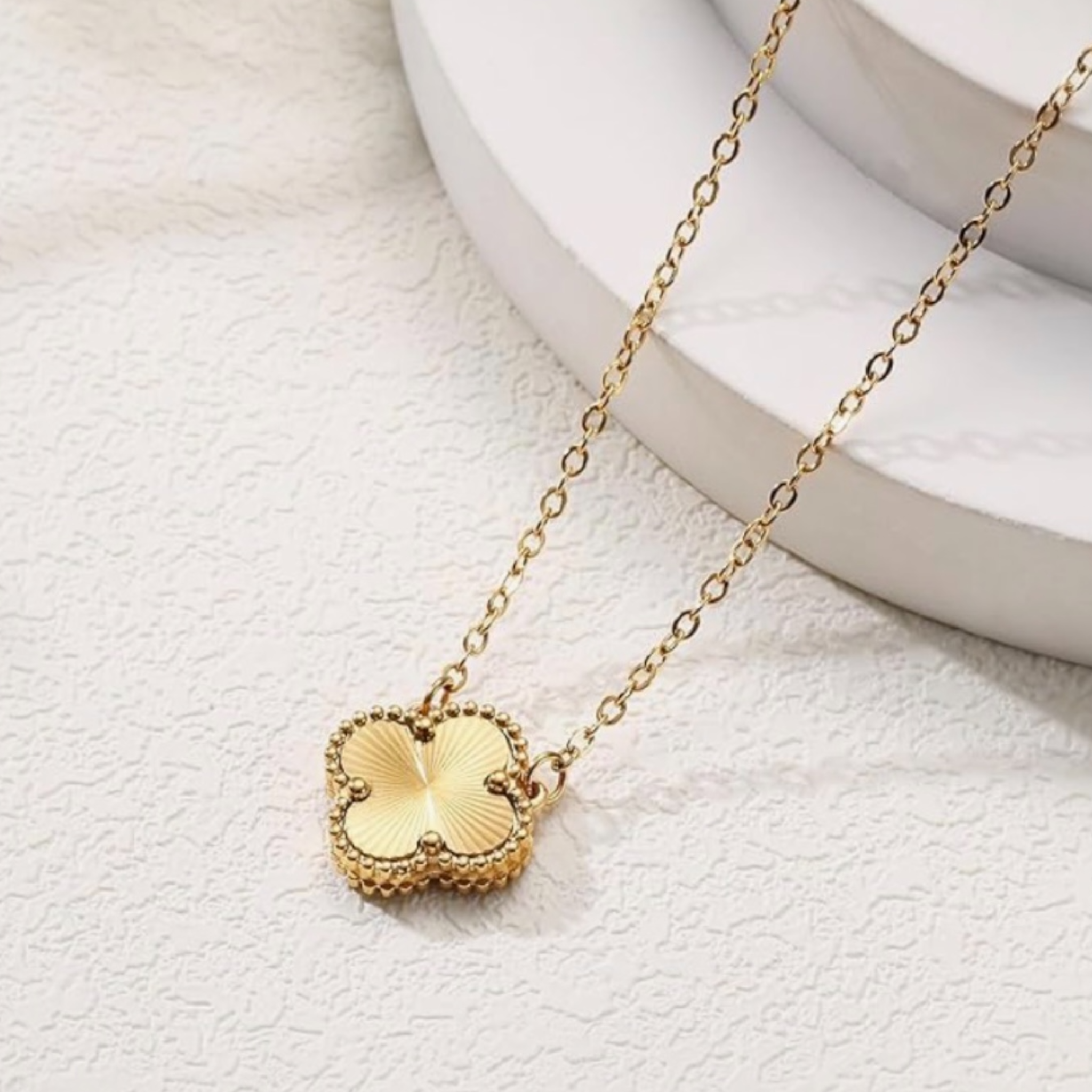 The Lucky Nicolle Pendant 18k